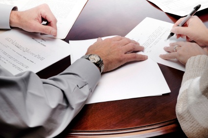 Who_pays_for_your_personal_injury_lawsuit- lawyers discussing documents