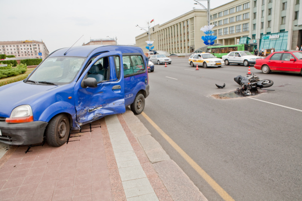 fotolia_19479176_s2-resized-600 Motorcycle accident with car